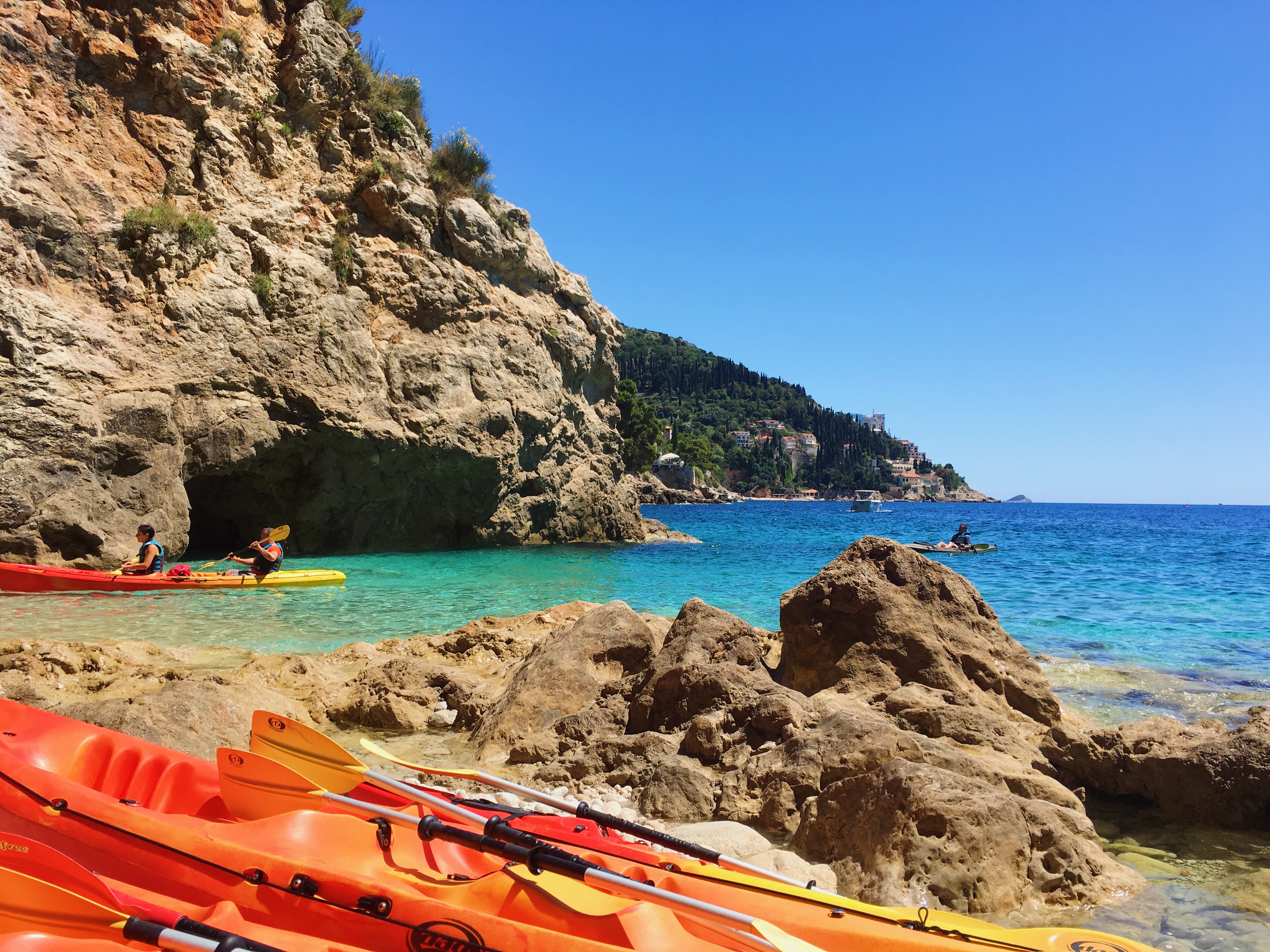 E83467AE-78B7-40E9-BD64-151F203861EF